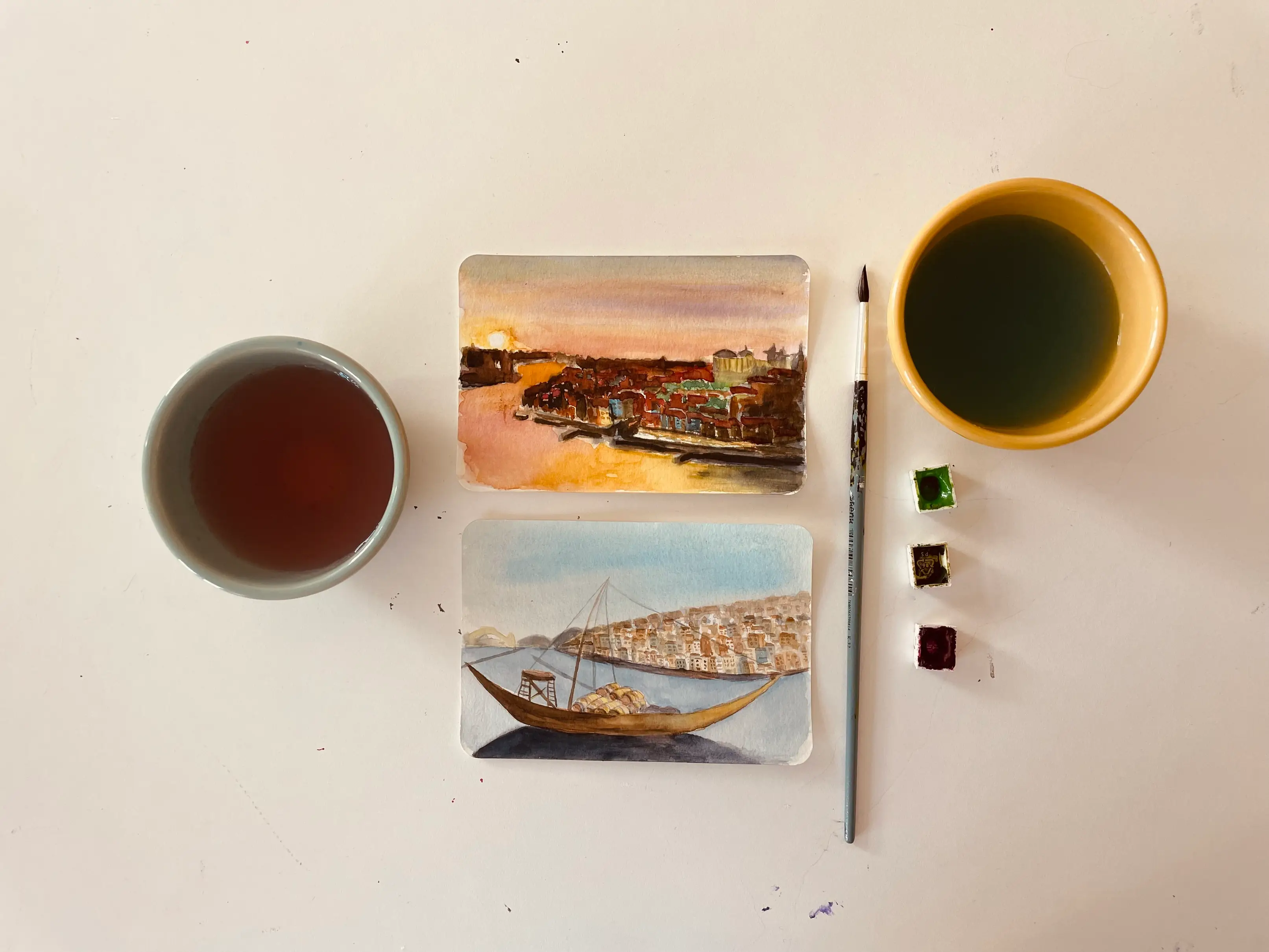 No ateliê, a aquarela acontece como prática contínua e também como experiência.
Realizamos encontros mensais, workshops temáticos em datas especiais e, em alguns períodos do ano, cursos regulares — do nível básico ao intermédio — pensados para quem deseja desenvolver técnica com leveza e consistência.
Entre exercícios, estudos e criações livres, cada encontro é também um convite a observar com mais atenção aquilo que nos rodeia — e transformar em pintura as paisagens, memórias e detalhes que nos atravessam.