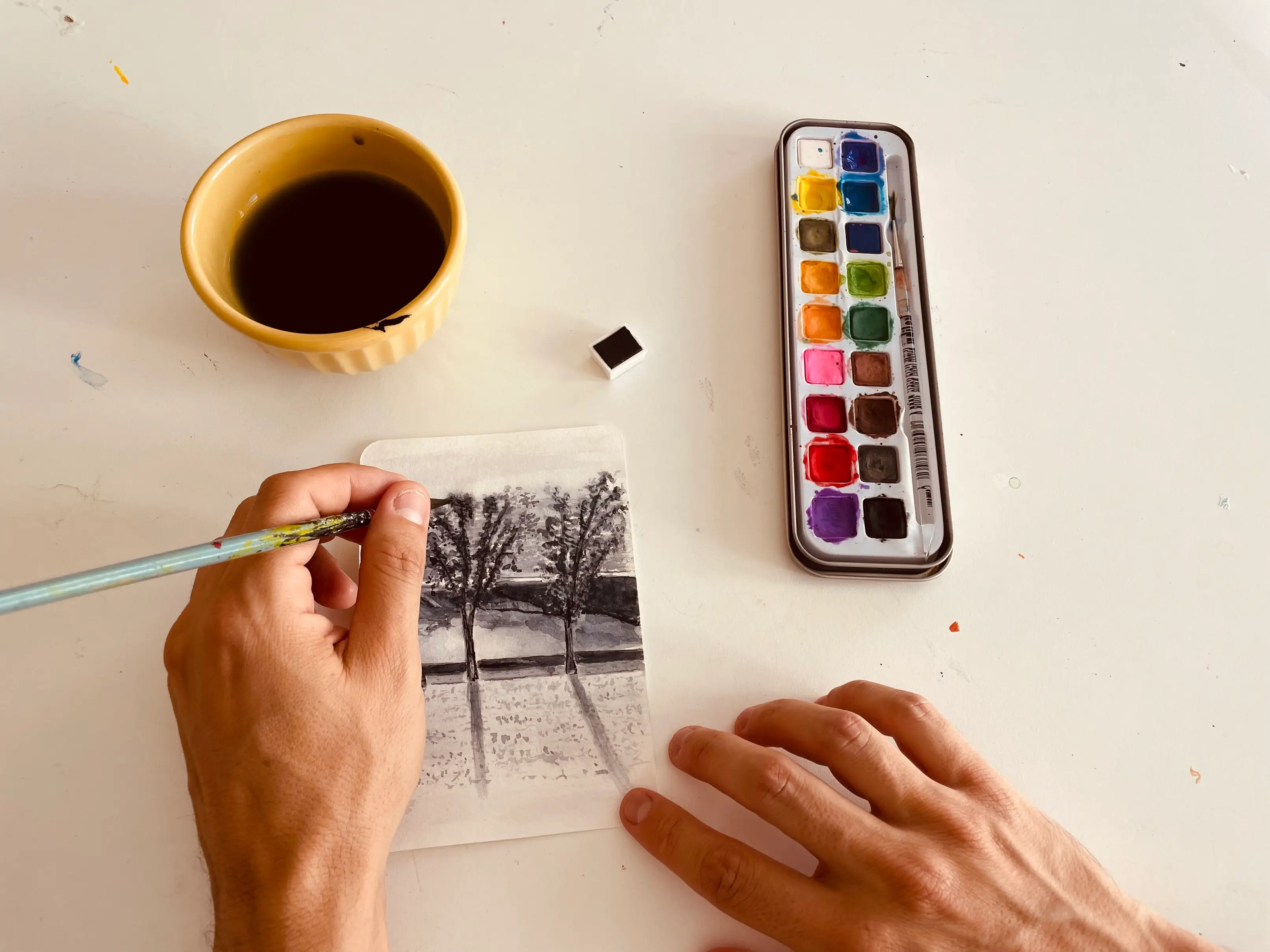 No ateliê, a aquarela acontece como prática contínua e também como experiência.
Realizamos encontros mensais, workshops temáticos em datas especiais e, em alguns períodos do ano, cursos regulares — do nível básico ao intermédio — pensados para quem deseja desenvolver técnica com leveza e consistência.
Entre exercícios, estudos e criações livres, cada encontro é também um convite a observar com mais atenção aquilo que nos rodeia — e transformar em pintura as paisagens, memórias e detalhes que nos atravessam.
